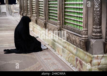 Teheran, Iran. 01st. Februar 2022. Eine verschleierte Frau betet am 1. Februar 2022 auf dem Friedhof Behesht-e Zahra im Süden Teherans, Iran, am Grab des verstorbenen iranischen Führers Ayatollah Ruhollah Khomeini. (Foto: Sobhan Farajvan/Pacific Press/Sipa USA) Quelle: SIPA USA/Alamy Live News Stockfoto