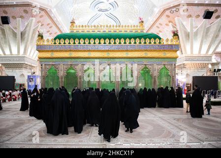 Teheran, Iran. 01st. Februar 2022. Verschleierte Frauen beten am 1. Februar 2022 auf dem Friedhof Behesht-e Zahra im Süden Teherans, Iran, am Grab des verstorbenen iranischen Führers Ayatollah Ruhollah Khomeini. (Foto: Sobhan Farajvan/Pacific Press/Sipa USA) Quelle: SIPA USA/Alamy Live News Stockfoto