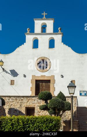 Allgemeine Ansicht der katholischen Pfarrkirche in der mallorquinischen Stadt Portopetro, an einem sonnigen Tag. Spanien Stockfoto