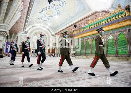 Teheran, Iran. 01st. Februar 2022. Iranische Soldaten der Armee gehen am 1. Februar 2022 am Grab des verstorbenen iranischen Führers Ayatollah Ruhollah Khomeini am ersten Tag des Sieges des Jahrestages der Islamischen Revolution auf dem Friedhof Behesht-e Zahra im Süden Teherans, Iran, vorbei. (Foto: Sobhan Farajvan/Pacific Press/Sipa USA) Quelle: SIPA USA/Alamy Live News Stockfoto