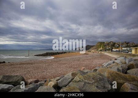 West Bay Kiesstrand auf der Westseite der Bucht in Bridport, Dorset. Wird als Rückfall für die Serie Broadchurch verwendet. Stockfoto
