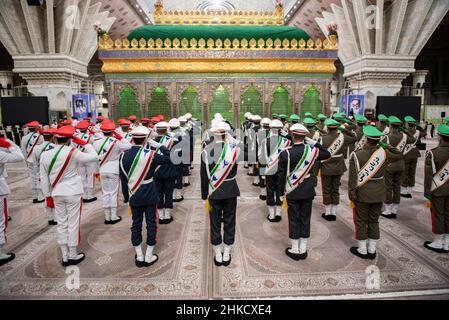 Teheran, Iran. 01st. Februar 2022. Iranische Armeesoldaten zollen dem Grab des verstorbenen iranischen Führers Ayatollah Ruhollah Khomeini am ersten Tag des Sieges des Jahrestages der Islamischen Revolution auf dem Friedhof Behesht-e Zahra im Süden Teherans, Iran, am 1. Februar 2022 Tribut. (Foto: Sobhan Farajvan/Pacific Press/Sipa USA) Quelle: SIPA USA/Alamy Live News Stockfoto