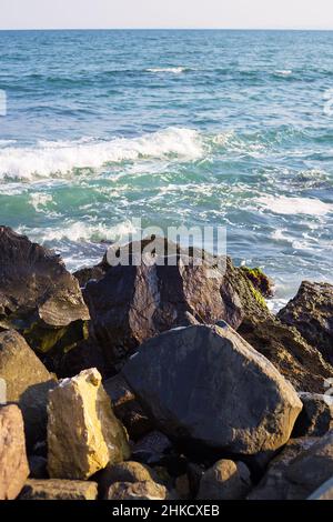 Steinige Küste Bulgariens - Sonne, Meer, Strand. Stockfoto