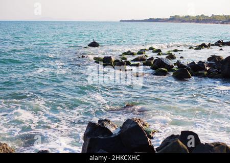 Steinige Küste Bulgariens - Sonne, Meer, Strand. Stockfoto