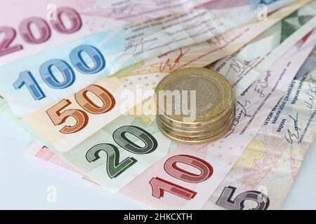 Ein Haufen von verschiedenen türkischen Währung Lira Banknoten und Münzen. Türkische Lira-Banknoten und -Münzen. Stockfoto