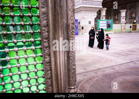 Teheran, Iran. 01st. Februar 2022. Am ersten Tag des Sieges des Jahrestages der Islamischen Revolution steht am 1. Februar 2022 auf dem Friedhof Behesht-e Zahra im Süden Teherans, Iran, eine Familie vor dem Grab des verstorbenen iranischen Führers Ayatollah Ruhollah Khomeini. (Foto: Sobhan Farajvan/Pacific Press/Sipa USA) Quelle: SIPA USA/Alamy Live News Stockfoto