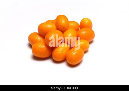 Frische reife Kumquats auf weißem Hintergrund, Draufsicht. Exotische Früchte Stockfoto