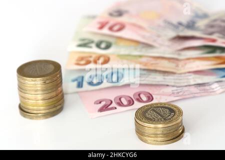 Ein Haufen von verschiedenen türkischen Währung Lira Banknoten und Münzen. Türkische Lira-Banknoten und -Münzen. Stockfoto