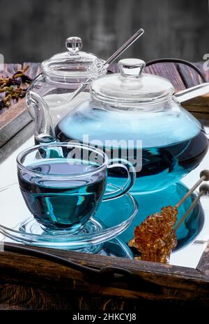 Blauer Schmetterling Erbsenblütentee auf blauem Hintergrund. Stockfoto