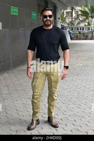 Bollywood-Schauspieler Ajay Devgn posiert während einer Werbeveranstaltung seines kommenden Films 'Gangubai Kathiawadi' in Mumbai für ein Foto, dessen Veröffentlichung am 25th. Februar 2022 geplant ist. Stockfoto