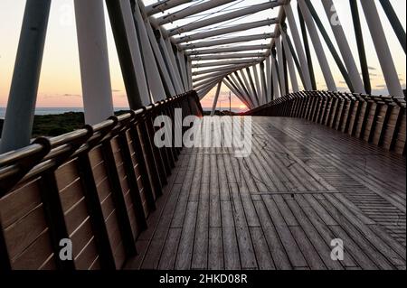 Gebogene Brücke der ursprünglichen Architektur. Die Brücke befindet sich im Süden von Netanya über die Ben Gurion Street. Seine Rolle ist eine Verknüpfungsachse für Fußgänger und Stockfoto