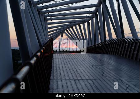 Gebogene Brücke der ursprünglichen Architektur. Die Brücke befindet sich im Süden von Netanya über die Ben Gurion Street. Seine Rolle ist eine Verknüpfungsachse für Fußgänger und Stockfoto