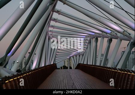 Gebogene Brücke der ursprünglichen Architektur. Die Brücke befindet sich im Süden von Netanya über die Ben Gurion Street. Seine Rolle ist eine Verknüpfungsachse für Fußgänger und Stockfoto