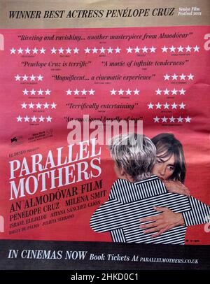 Werbung für Pedro Almodovar Film Parallel Mothers mit weiblichen Schauspielerinnen Penelope Cruz und Milena Smit in der britischen Zeitung Stockfoto