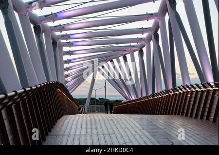 Gebogene Brücke der ursprünglichen Architektur. Die Brücke befindet sich im Süden von Netanya über die Ben Gurion Street. Seine Rolle ist eine Verknüpfungsachse für Fußgänger und Stockfoto