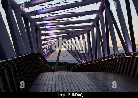 Gebogene Brücke der ursprünglichen Architektur. Die Brücke befindet sich im Süden von Netanya über die Ben Gurion Street. Seine Rolle ist eine Verknüpfungsachse für Fußgänger und Stockfoto