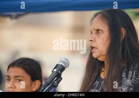 Der Aborigine-Protestler deb Sandy spricht während der Kundgebung in den Queens Gardens mit der Menge.am 26th. Januar, dem Australia Day (oft auch als Invasion Day bezeichnet), gingen Demonstranten auf die Straßen von Brisbane, Queensland, Australien: Ein Datum, das gleichbedeutend mit dem Beginn der Verfolgung der Aborigines ist, um Maßnahmen zu wichtigen Themen für die Menschen der First Nations zu fordern und die ordnungsgemäße Anerkennung von Verbrechen, die historisch an ihnen begangen wurden, zu fordern. Mehrere älteste sprachen in Queens Gardens, bevor die Menge durch die Stadt und über die Brücke zum Musgrave Park in South Brisbane marschierte. (Foto von Joshua P Stockfoto