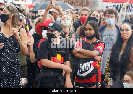 Während der Kundgebung in Queens Gardens werden Demonstranten beobachtet, wie sie den Rednern zuhörten.am 26th. Januar, dem Australia Day (oft auch als Invasion Day bezeichnet), gingen die Demonstranten auf die Straßen von Brisbane, Queensland, Australien: Ein Datum, das gleichbedeutend mit dem Beginn der Verfolgung der Aborigines ist, um Maßnahmen zu wichtigen Themen für die Menschen der First Nations zu fordern und die ordnungsgemäße Anerkennung von Verbrechen, die historisch an ihnen begangen wurden, zu fordern. Mehrere älteste sprachen in Queens Gardens, bevor die Menge durch die Stadt und über die Brücke zum Musgrave Park in South Brisbane marschierte. (Foto von Joshua Prieto Stockfoto