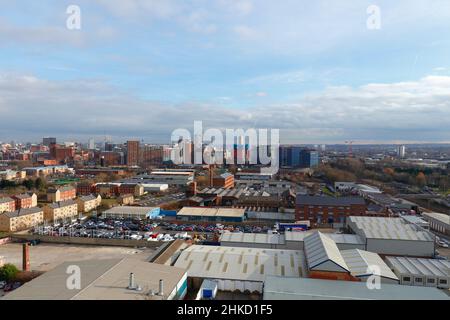 Ein Industriegebiet von Armley in Leeds, West Yorkshire und Wohnungen im Bau am Horizont Stockfoto