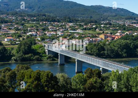 Blick auf die kleine Stadt mit Fluss und einer Metallbrücke. Stockfoto