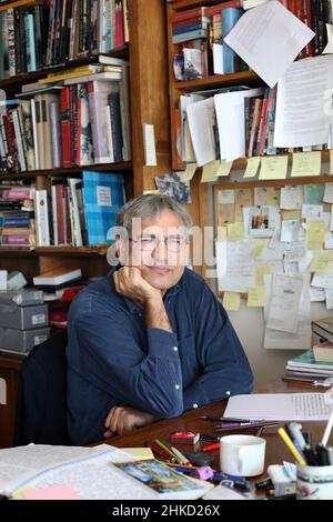 ISTANBUL, TÜRKEI - 13. MÄRZ: Porträt des türkischen Autors, Schriftstellers und Drehbuchautors Orhan Pamuk am 13. März 2010 in Istanbul, Türkei. Orhan Pamuk wurde 2006 mit dem Nobelpreis für Literatur ausgezeichnet. Stockfoto