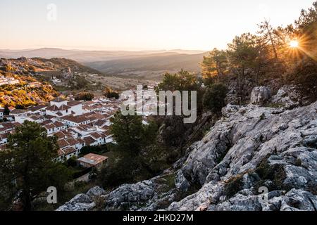 Blick auf den Sonnenuntergang über dem Dorf Grazalema in Andalusien Stockfoto