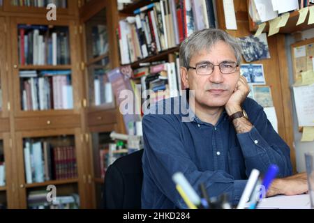 ISTANBUL, TÜRKEI - 13. MÄRZ: Porträt des türkischen Autors, Schriftstellers und Drehbuchautors Orhan Pamuk am 13. März 2010 in Istanbul, Türkei. Orhan Pamuk wurde 2006 mit dem Nobelpreis für Literatur ausgezeichnet. Stockfoto