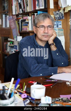 ISTANBUL, TÜRKEI - 13. MÄRZ: Porträt des türkischen Autors, Schriftstellers und Drehbuchautors Orhan Pamuk am 13. März 2010 in Istanbul, Türkei. Orhan Pamuk wurde 2006 mit dem Nobelpreis für Literatur ausgezeichnet. Stockfoto