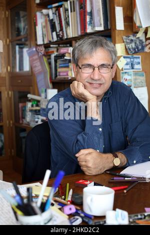 ISTANBUL, TÜRKEI - 13. MÄRZ: Porträt des türkischen Autors, Schriftstellers und Drehbuchautors Orhan Pamuk am 13. März 2010 in Istanbul, Türkei. Orhan Pamuk wurde 2006 mit dem Nobelpreis für Literatur ausgezeichnet. Stockfoto