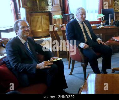 Aktenfoto vom 19/07/16 von Premierminister Boris Johnson mit seinem wichtigsten Privatsekretär Martin Reynolds (links). Den Berichten zufolge sind Martin Reynolds und Dan Rosenfield, der Stabschef des Premierministers, zurückgetreten. Ausgabedatum: Donnerstag, 3. Februar 2022. Stockfoto