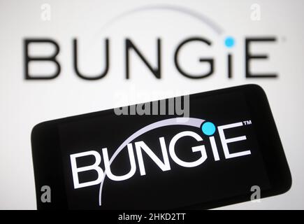 In dieser Abbildung ist ein Bungie Inc.-Logo eines Videospielentwicklers auf einem Smartphone und einem Computerbildschirm zu sehen. Stockfoto