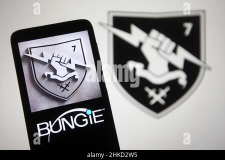 In dieser Abbildung ist ein Bungie Inc.-Logo eines Videospielentwicklers auf einem Smartphone und einem Computerbildschirm zu sehen. Stockfoto