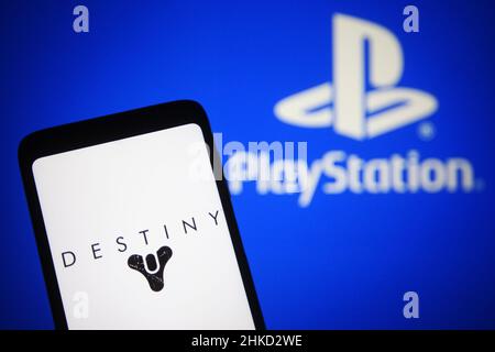 In dieser Abbildung ist das Destiny-Logo eines von Bungie entwickelten Online-Videospiels auf einem Smartphone-Bildschirm und das PlayStation (PS)-Logo im Hintergrund zu sehen. Stockfoto