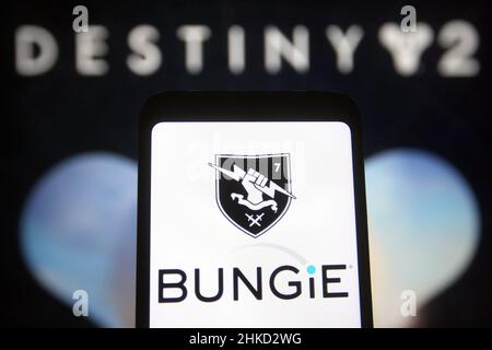 In dieser Abbildung ist ein Bungie Inc.-Logo eines Videospielentwicklers auf einem Smartphone-Bildschirm und Destiny 2-Logo eines Online-Videospiels im Hintergrund zu sehen. Stockfoto