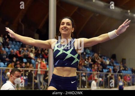 Ostrava, Tschechische Republik. 03rd. Februar 2022. Die weißrussische Iryna Zhuk tritt im Stabhochsprung der Frauen während der Leichtathletik-Gala der Tschechischen Halle in Ostrava, Tschechische Republik, am 3. Februar 2022 an. Kredit: Jaroslav Ozana/CTK Foto/Alamy Live Nachrichten Stockfoto