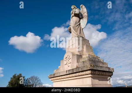 Geflügelter Engel auf Beerdigungsedikel, Friedhof Llucmajor, Mallorca, Balearen, Spanien Stockfoto