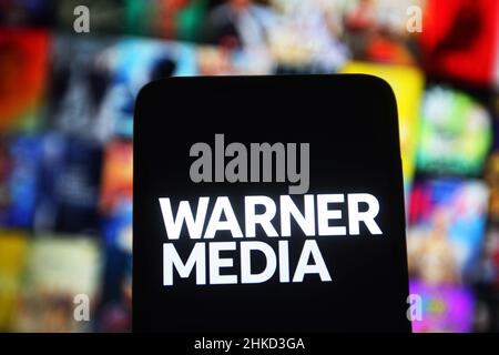 Ukraine. 02nd. Februar 2022. In dieser Abbildung ist ein Warner Media LLC-Logo auf einem Smartphone-Bildschirm zu sehen. (Foto von Pavlo Gonchar/SOPA Images/Sipa USA) Quelle: SIPA USA/Alamy Live News Stockfoto