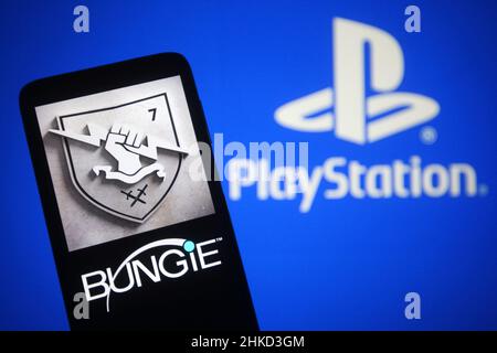 Ukraine. 02nd. Februar 2022. In dieser Abbildung ist ein Bungie Inc.-Logo eines Videospielentwicklers auf einem Smartphone-Bildschirm und das PlayStation (PS)-Logo im Hintergrund zu sehen. (Foto von Pavlo Gonchar/SOPA Images/Sipa USA) Quelle: SIPA USA/Alamy Live News Stockfoto