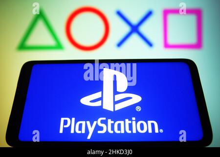 Ukraine. 02nd. Februar 2022. In dieser Abbildung ist ein PlayStation (PS)-Logo auf einem Smartphone-Bildschirm zu sehen. (Foto von Pavlo Gonchar/SOPA Images/Sipa USA) Quelle: SIPA USA/Alamy Live News Stockfoto