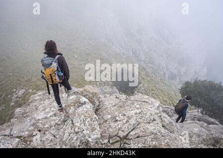 Aufstieg auf den Sporn von Xaragal De Sa Camamilla, Mallorca, Balearen, Spanien Stockfoto