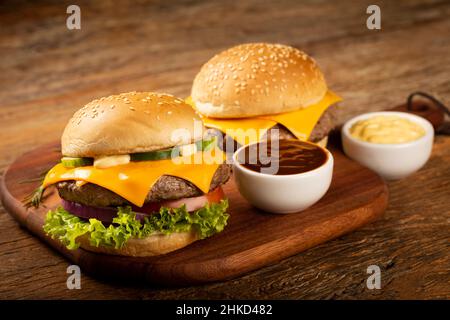 Leckerer Hamburger mit Saucen. Stockfoto