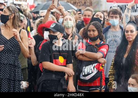 Brisbane, Queensland, Australien. 26th Januar 2022. Während der Kundgebung in Queens Gardens werden Demonstranten beobachtet, wie sie den Rednern zuhörten.am 26th. Januar, dem Australia Day (oft auch als Invasion Day bezeichnet), gingen die Demonstranten auf die Straßen von Brisbane, Queensland, Australien: Ein Datum, das gleichbedeutend mit dem Beginn der Verfolgung der Aborigines ist, um Maßnahmen zu wichtigen Themen für die Menschen der First Nations zu fordern und die ordnungsgemäße Anerkennung von Verbrechen, die historisch an ihnen begangen wurden, zu fordern. Mehrere älteste sprachen in Queens Gardens, bevor die Menge durch die Stadt und über die Brücke nach Musg marschierte Stockfoto