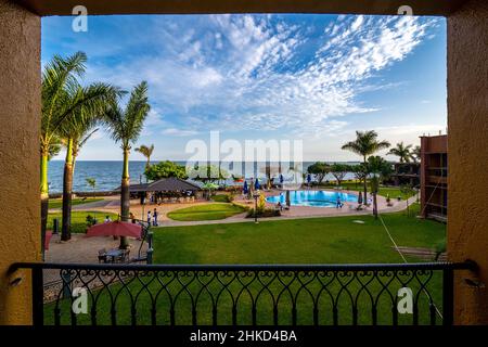 Blick auf den Pool eines gehobenen Hotelresort-Resorts am Ufer des Viktoriasees, Entebbe, Uganda Stockfoto