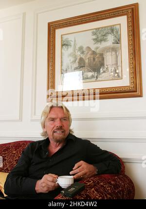 ISTANBUL, TÜRKEI - 17. NOVEMBER: Der berühmte englische Wirtschaftsmagnat Sir Richard Branson am 17. November 2007 in Istanbul, Türkei. Er ist Gründer der Virgin Group, die mehr als 400 Unternehmen umfasst. Stockfoto