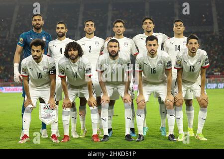 KAMERUN, Yaounde, 03. Februar 2022 - Nationalmannschaft Ägyptens posiert für Teamfoto, von links oben Gabaski, Amr El Solia, Mohamed Abdelmonem, Omar Marmoush, Hamdi Fathi, Mostafa Mohamed, von links unten: Mohamed Salah, Mohamed Elneny, Omar Kamal, Mahmoud Hamdi, Ahmed El Fotouh während des Halbfinalspiels zwischen Kamerun und Ägypten im Stade d'Olembe, Yaounde, Kamerun, 03/02/2022/ Photo by SF Credit: Sebo47/Alamy Live News Stockfoto