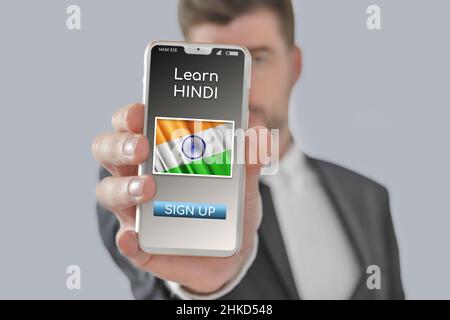 Online-Konzept Hindi Sprache lernen mit einer Person zeigen E-Learning-App auf dem Handy mit der Flagge von Indien isoliert Stockfoto