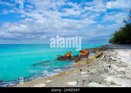 Segelboote ankerten im klaren blauen Ozean hinter dem Schiffswrack der Gallant Lady, North Bimini, Bahamas Stockfoto