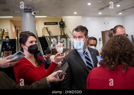 Washington, Vereinigte Staaten. 03rd. Februar 2022. Der US-Senator Todd Young (Republikaner von Indiana) spricht mit Reportern, während er während einer Anhörung des Senats-Geheimdienstausschusses im US-Kapitol über mögliche präventive Sanktionen gegen Russland als Reaktion auf die Haltung des russischen Präsidenten gegenüber der Ukraine im US-Kapitol in Washington, DC, Donnerstag, 3. Februar 2022. Kredit: Rod Lampey/CNP/dpa/Alamy Live Nachrichten Stockfoto