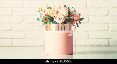 Frischer, üppiger Blumenstrauß, isoliert auf weißem Hintergrund. Origineller Blumenstrauß. Mehrfarbiger Blumenstrauß. Bunte Blume Stockfoto