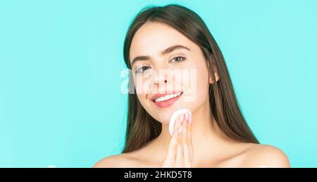 Konzept der Schönheit, Gesundheitsbehandlung. Kosmetologie und Spa. Make-up Schwamm verwenden. Portrait Frau mit Schwamm. Schöne Brünette Frau mit sauber Stockfoto